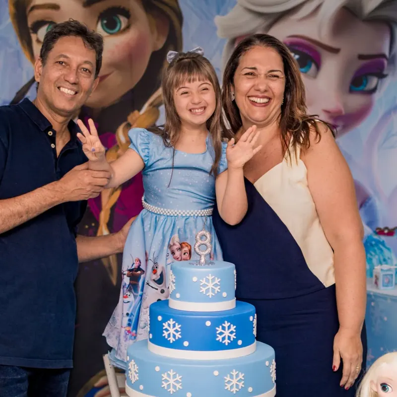Fotografia profissional de aniversário infantil tema Frozen no Rio de Janeiro, família celebrando, Pirralhitus Fotografia Infantil
