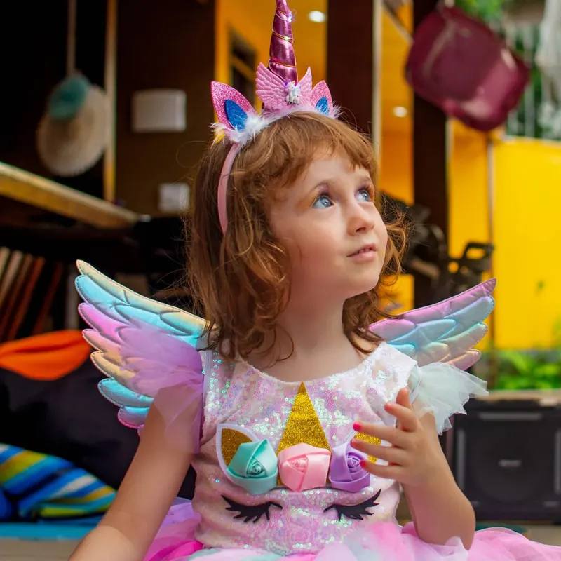 Fotografia infantil no Rio de Janeiro: menina fantasiada de unicórnio em festa de aniversário, Pirralhitus RJ