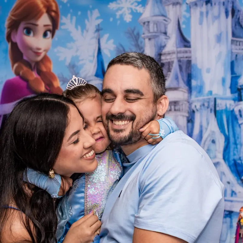 Fotografia de aniversário infantil tema Frozen no Rio de Janeiro: família abraçada, fotógrafo Pirralhitus