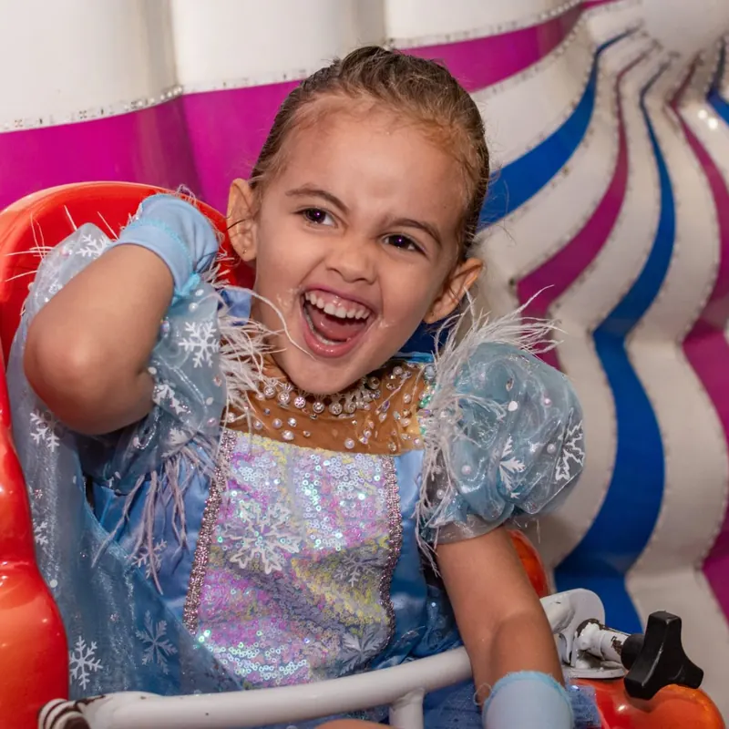 Fotografia profissional de festa infantil RJ: menina sorrindo em brinquedo inflável, cobertura de aniversário Pirralhitus